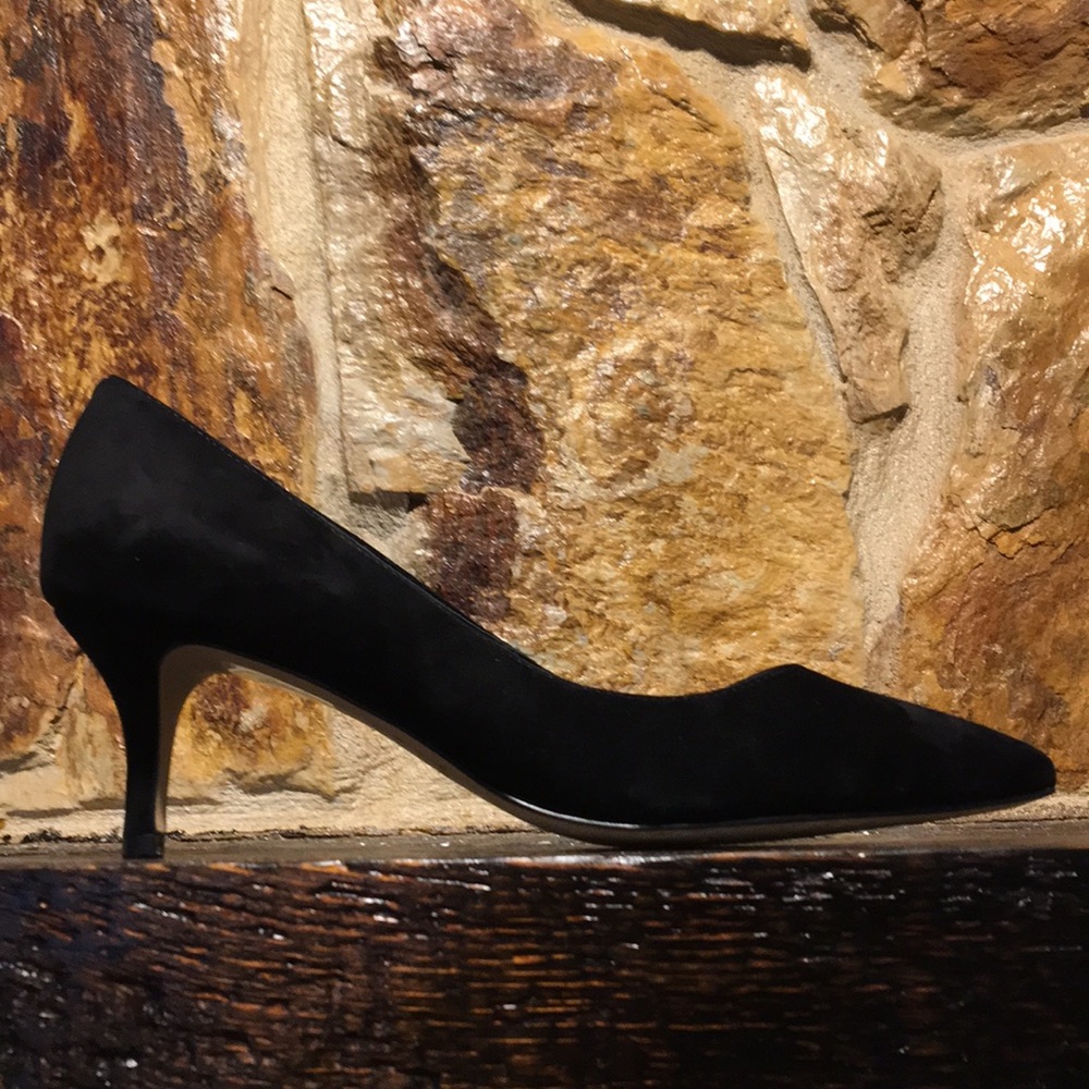New WHITE HOUSE Black suede Poited Heels